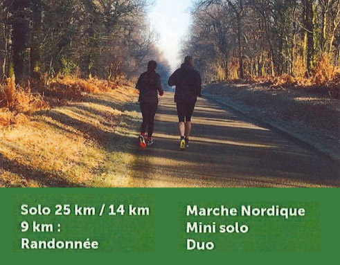 Deux coureurs sur un chemin du bocage normand lors de La Besace Nature.
